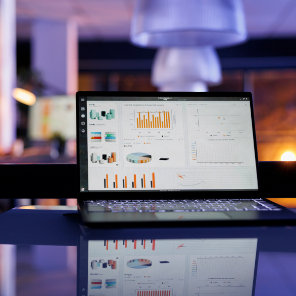 imagem de um computador com um CRM de marketing na tela em um escritório profissional