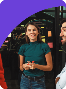 Marketing Imobiliário: imagem de um time de marketing realizando um treinamento sobre vendas