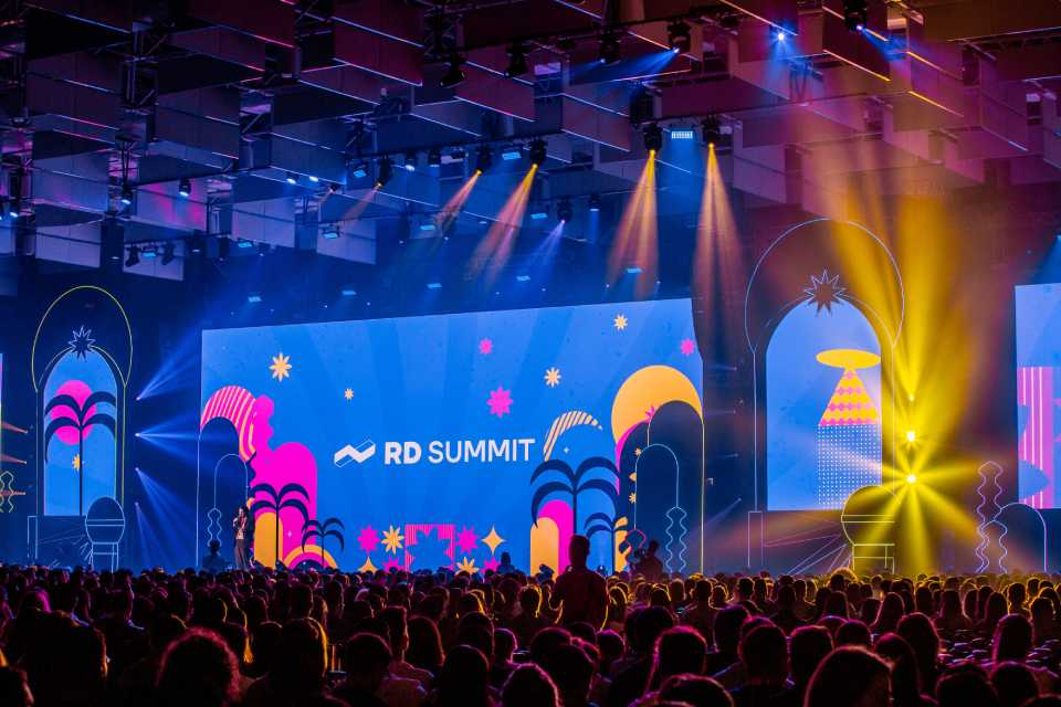 RD SUMMIT 2025: imagem da abertura do evento no palco principal