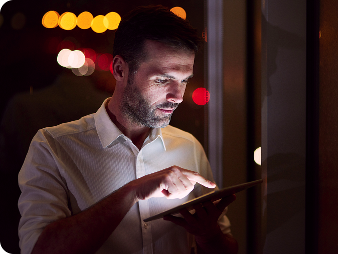 Google Analytics: homem analisando tablet com resultados de dashboard